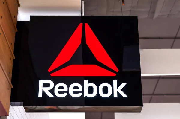 Minsk, Belarus - 1 November 2019: Logo Reebok di toko di pusat outlet — Stok Foto