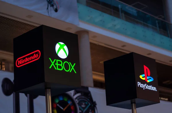 Minsk, Belarus - 1 Kasım 2019: Xbox, playstation ve Nintendo logosu, alışveriş merkezlerindeki kübik siyah işaretler