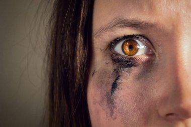 Ağlayan kız maskarası akıyor, gözleri korku dolu.