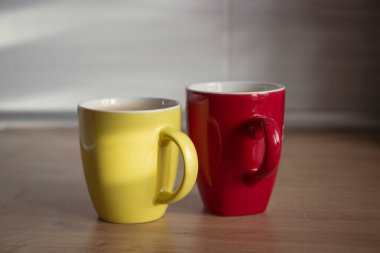 Ahşap arka planda latte sanatı ile kapuçino iki bardak. Güzel köpük, yeşillik seramik bardak, şık tonlama, metin için yer.