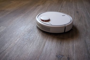 Ahşap kaplamalı elektrikli süpürge akıllı temizlik teknolojisi.