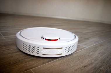 Ahşap kaplamalı elektrikli süpürge akıllı temizlik teknolojisi.