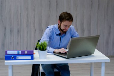 ofis dizüstü bilgisayarda çalışan adam