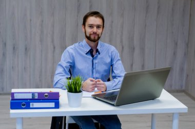 ofis dizüstü bilgisayarda çalışan adam