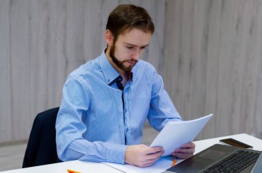 ofis dizüstü bilgisayarda çalışan adam