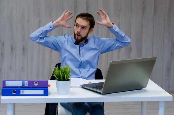 Tomando tiempo para un descanso minuto. Joven alegre sosteniendo las manos detrás de la cabeza y manteniendo los ojos cerrados mientras está sentado en su lugar de trabajo — Foto de Stock