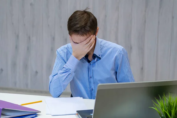 Retrato de un hombre de negocios molesto en el escritorio en la oficina. Empresario deprimido por trabajar en la oficina — Foto de Stock