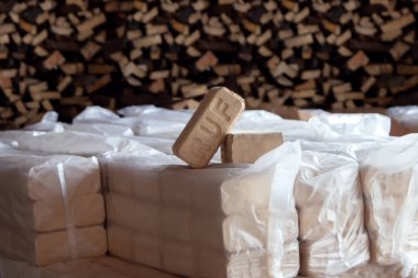 Alternatif yakıt, eko yakıt, bio yakıt. Ahşap talaş briketler Sobalar için. En iyi ısı çıktısı ile yalın-yanmak