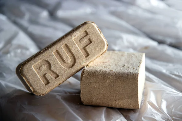 Combustibles de remplacement, écocombustibles, biocarburants. Briquettes de sciure de bois pour poêles. Brûlure maigre avec une bonne puissance thermique — Photo