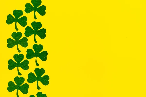 Happy Saint Patrick 's z ręcznie robionego papieru liści koniczyny na żółtym tle z miejsca kopiowania — Zdjęcie stockowe