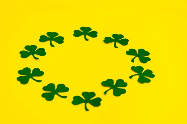 Happy Saint Patrick 's z ręcznie robionego papieru liści koniczyny na żółtym tle z miejsca kopiowania — Zdjęcie stockowe