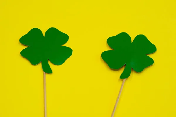 Happy Saint Patrick 's z ręcznie robionego papieru liści koniczyny na patyku na żółtym tle z miejsca kopiowania — Zdjęcie stockowe