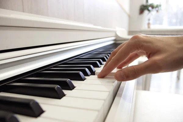 De handen van een muzikant die piano speelt close-up — Stockfoto