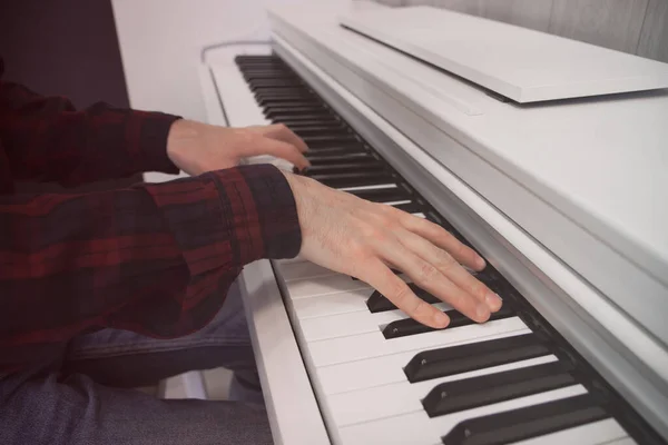 De handen van een muzikant die piano speelt close-up — Stockfoto