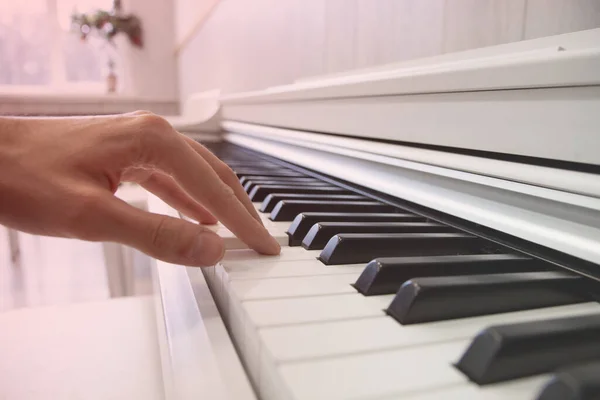 Las manos de un músico tocando el primer plano del piano — Foto de Stock