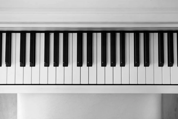 Zicht van bovenaf op een pianoklavier op de bovenste helft van het frame. Kopieerruimte — Stockfoto