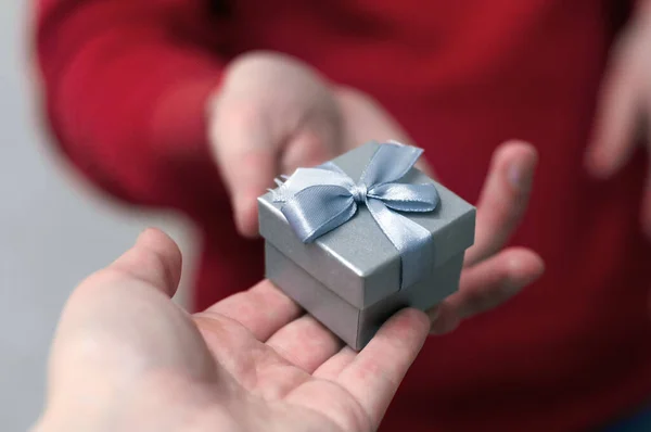 Hands giving and receiving a present, close up. — 图库照片