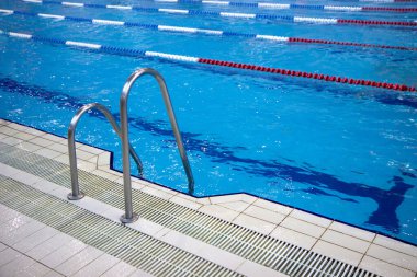 Mavi yüzme havuzuna merdiven dayayın..