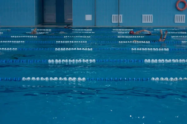 Piscina azul con carriles . — Foto de Stock