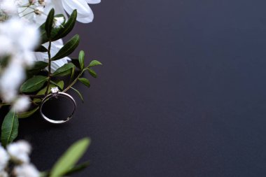 Beyaz çiçekli nişan yüzüğü ve mesajın veya davetiyen için bir sürü fotokopi alanı. Düğün konsepti.