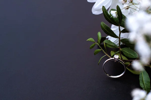 흰색 꽃들 과의 연결 과여러분의 문자나 초대장을 위한 많은 복사본 공간 이 있습니다. 결혼 개념. — 스톡 사진