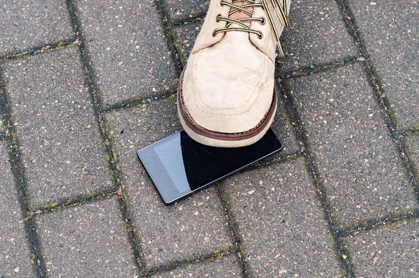 O homem pisou num telemóvel e danificou o vidro. Hackeado telefone móvel . — Fotografia de Stock