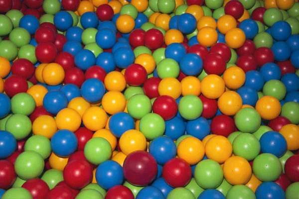 Crianças playpen bolas coloridas. Visão de cima para baixo . — Fotografia de Stock