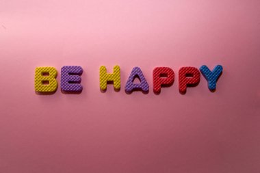 Manyetik polistiren harflerden oluşan mutlu bir kelime.