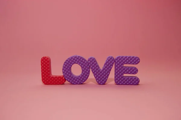 Das Wort Liebe aus magnetischen Styroporbuchstaben — Stockfoto