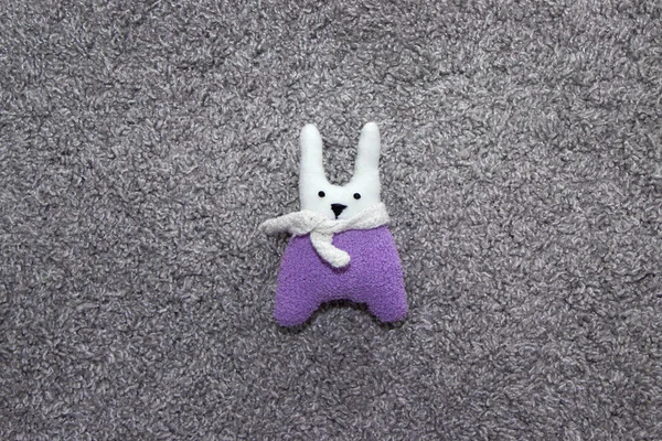 Bonito brinquedo artesanal coelho têxtil no fundo — Fotografia de Stock