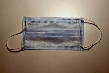 Masada duran mavi tıbbi maske.