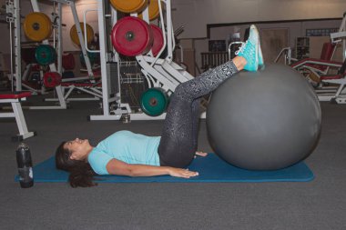 Genç, güzel, spor salonunda bir fitball kız yok egzersizleri