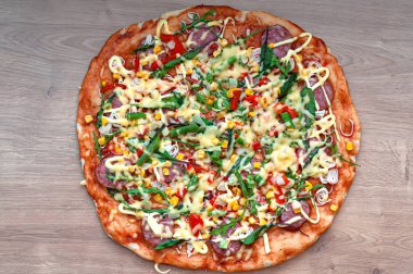 Kırsal pizza manzaralı. Ahşap arka planda