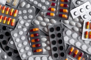 ilaç hapları ve kapsüller paketlerde, arka planda
