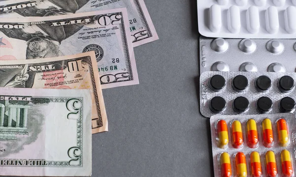 Medicinska Piller Pengar Bakgrund Som Symbol För Sjukvårdskostnader — Stockfoto