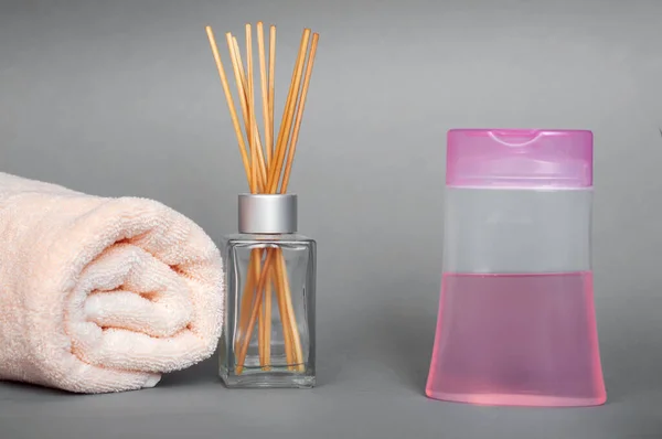Rózsaszín Kozmetikai Vagy Higiéniai Üveg Sampon Vagy Gél Szürke Háttér — Stock Fotó