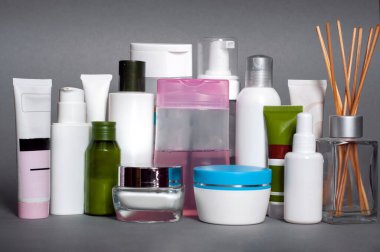 Kapalı kozmetik ya da hijyen plastik şişe jöle, serum, krem, şampuan ve aroma. Gri arkaplan