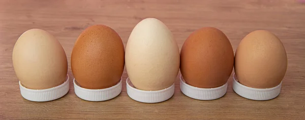 Ahşap Arka Planda Bardak Altlığı Üzerinde Tavuk Yumurtası Metnin Için — Stok fotoğraf