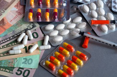 Banknotların arka planında farklı ilaçlar farklı para birimlerinde