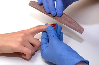 Tırnak törpüsüyle çivi kesme konusunda uzmandır. Çiviye istenen şekli verir.