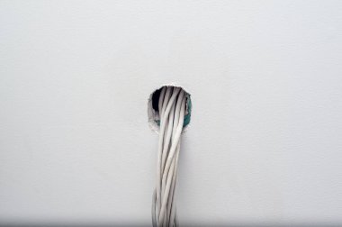 Tamamlanmamış elektrik prizleri prizinde elektrik kabloları ve konnektörleri inşaat ve tadilat aşamasında.