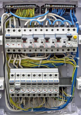 Devre kesicili elektrik santrali. Elektrik kutusu arka planı. 22 Mart 2020. Minsk, Belarus