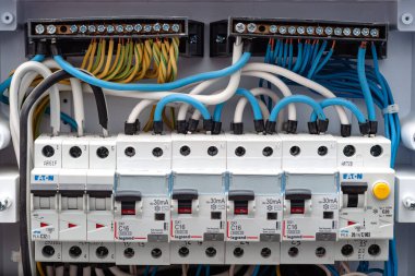 Devre kesicili elektrik santrali. Elektrik kutusu arka planı. 22 Mart 2020. Minsk, Belarus