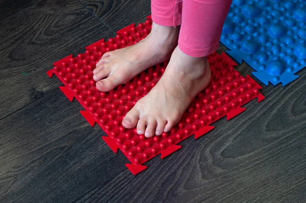 Barefoot Girl Walks Colored Sensory Mats Sensory Integration Room — Stock Photo, Image