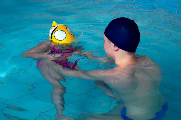 Treinador Piscina Ensina Uma Menina Nadar Actividade Água — Fotografia de Stock