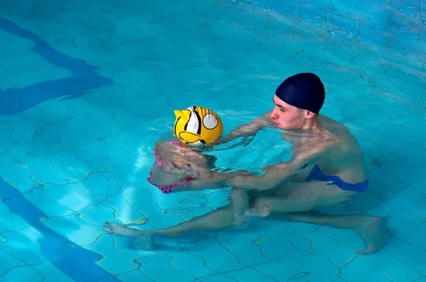 Προπονητής Της Πισίνας Μαθαίνει Ένα Κοριτσάκι Κολυμπάει Δραστηριότητα Του Νερού — Φωτογραφία Αρχείου