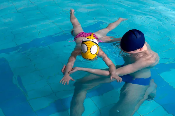 Treinador Piscina Ensina Uma Menina Nadar Actividade Água — Fotografia de Stock