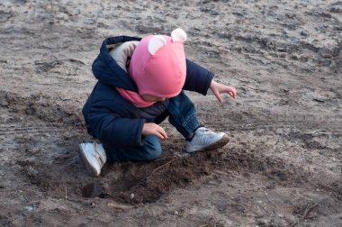 Çocuk kız düştükten sonra ayağa kalkmaya çalışır.