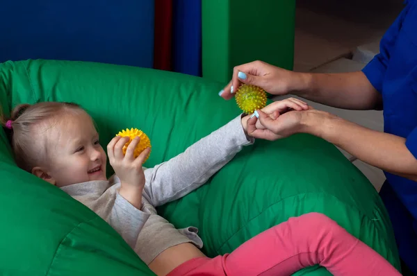 Terapeuta Sensorial Massagear Menina Paciente Com Uma Pequena Bola — Fotografia de Stock