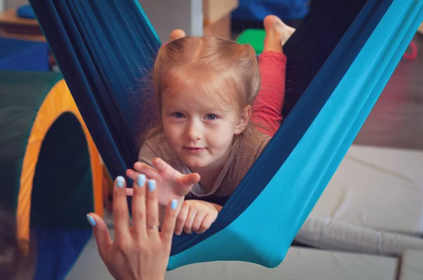 Cute Little Girl Enjoying Sensory Therapy Hammock While Her Physiotherapist — Stock Photo, Image